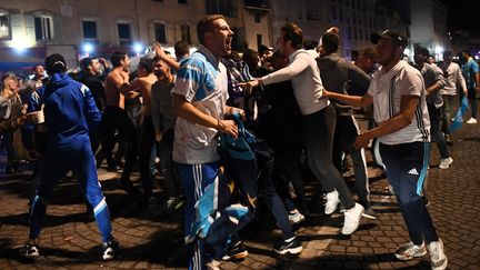 Des supporters de l'Olympique de Marseille fêtent la qualification de leur club pour la finale de la Ligue Europa, le 3 mai 2018, sur le Vieux Port. (ANNE-CHRISTINE POUJOULAT / AFP)