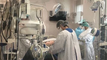 Le service de réanimation &nbsp;et un patient atteint du Covid-19&nbsp;de l'hôpital de Périgueux (Dordogne). (VALÉRIE DEJEAN / RADIO FRANCE)