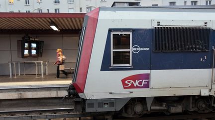 Un RER en station de Gare du Nord, &agrave; Paris, le 8 novembre 2011. (JACQUES DEMARTHON / AFP)