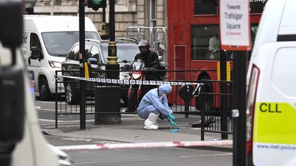 Les enquêteurs examinent l'endroit où un homme&nbsp;suspecté d'avoir voulu commettre un attentat a été arrêté, le 27 avril 2017, à Londres (Royaume-Uni).&nbsp; (JUSTIN TALLIS / AFP)