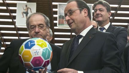 &nbsp; (François Hollande accompagné de Noël Le Graet lors de sa visite à l'Insep © Michel Euler/AP/SIPA)