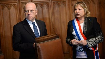 Le ministre de l'Int&eacute;rieur, Bernard Cazeneuve, et la maire de Calais, Natacha Bouchart, le 3 novembre 2014 &agrave; Calais (Pas-de-Calais).&nbsp; (DENIS CHARLET / AFP)