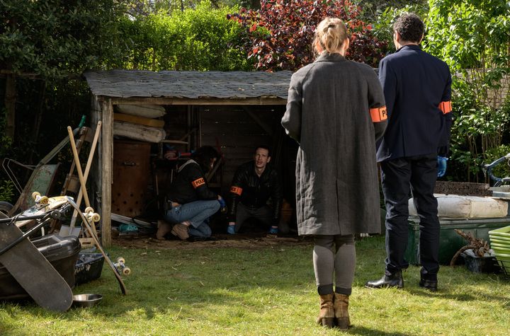 La découverte des corps dans la propriété de la famille Salin dans "Un homme ordinaire". (FABRICE LANG / CAPA DRAMA / M6)