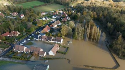 Une vue aérienne montre la crue dans le village de Setques (Pas-de-Calais), le 11 novembre 2023. (ANTHONY BRZESKI / AFP)