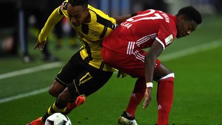 Aubameyang et Alaba se disputent une lutte acharnée (PATRIK STOLLARZ / AFP)