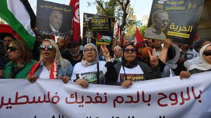 Une manifestation en Tunisie, dénonçant l'arrestation de l'avocate Sonia Dahmani (FETHI BELAID / AFP)