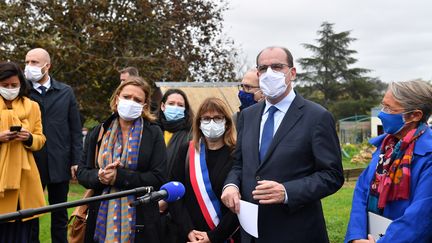 Le Premier ministre, Jean Castex, lors d'un déplacement sur le thème de la précarité, le 24 octobre 2020 à Epinay-sur-Orge (Yvelines). (ALAIN JOCARD / AFP)