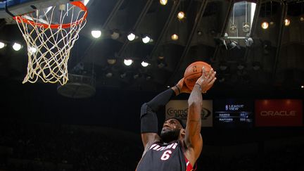 LeBron James au dunk (ROCKY WIDNER / NBAE / GETTY IMAGES)