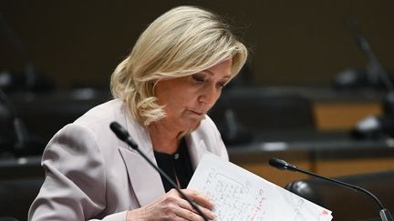 La députée et présidente du groupe Rassemblement national à l'Assemblée nationale, Marine Le Pen, devant une commission d'enquête parlementaire sur les ingérences étrangères, le 24 mai 2023 à Paris. (CHRISTOPHE ARCHAMBAULT / AFP)