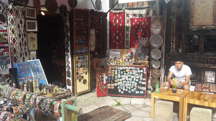 Un magasin de souvenirs dans le Bascarsija, le centre ancien&nbsp;de Sarajevo, au milieu des restaurants et des bars à chicha.&nbsp; (EMMANUEL LANGLOIS)