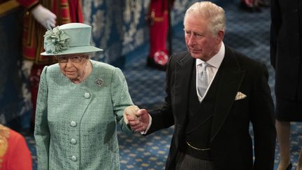 La reine Elizabeth II, accompagnée de son fils le prince Charles, lors de l'ouverture officielle du Parlement à Londres, le 19 décembre 2019. (MATT DUNHAM / POOL / AFP)