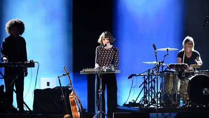 L'artiste Claire Pommet, alias Pomme, en concert pour les Victoires de la musique 2020. En 2021, elle est en compétition dans la catégorie "Artiste féminine".&nbsp; (ALAIN JOCARD / AFP)