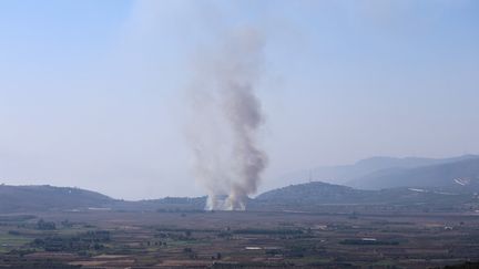 De la fumée s'élève dans le ciel après que l'armée israélienne a lancé une attaque sur la région de Marjayoun, dans sud du Liban, le 24 septembre 2024. (RAMIZ DALLAH / AFP)