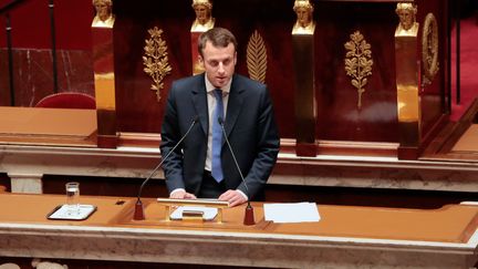 Le ministre de l'Economie, Emmanuel Macron, s'adresse au d&eacute;put&eacute;s lors du d&eacute;bat sur la loi portant son nom, le 26 janvier 2015 &nbsp;&agrave; l'Assembl&eacute;e nationale. (JACQUES DEMARTHON / AFP)