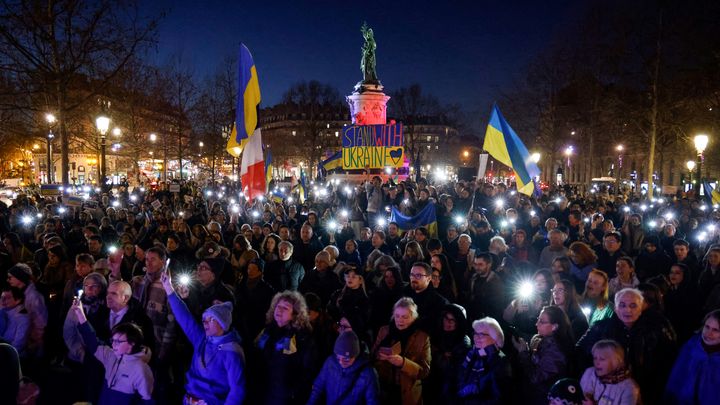 Un rassemblement de soutien à l'Ukraine, le 24 février 2022, à Paris. (LUDOVIC MARIN / AFP)