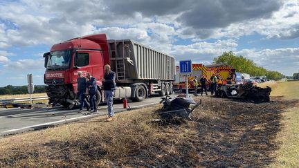 Le camion a percuté de plein fouet la voiture qui arrivait en face.&nbsp; (STÉPHANE MAGGIOLINI / FRANCE-BLEU CHAMPAGNE)