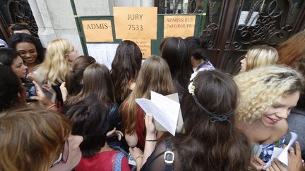 Des candidats au baccalaur&eacute;at consultent leurs r&eacute;sultats le 4 juillet 2014, au lyc&eacute;e Jean de la Fontaine, &agrave; Paris. (MAXPPP)