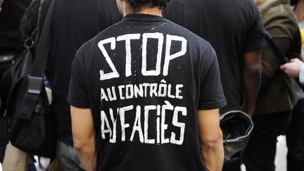 Des militants protestent contre les contrôles au faciès, le 29 mars 2012, devant le tribunal de grande instance de Paris.&nbsp; (MAXPPP)