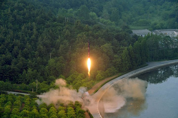 Photo d'un test de missile balistique diffusée le 30 mai 2017 par l'agence officielle nord-coréenne KCNA. Le lieu exact de ce décollage est inconnu. (STR / KCNA VIA KNS)