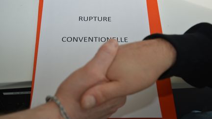 Une poignée de mains pour conclure une rupture conventionnelle. Photo d'illustration. (JEAN-CHRISTOPHE BOURDILLAT / RADIO FRANCE)