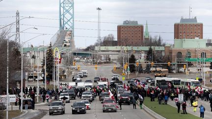 Des opposants aux mesures sanitaires bloquent l'entrée du&nbsp;pont Ambassador, au Canada, le 12 février 2022. (JEFF KOWALSKY / AFP)