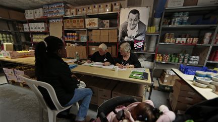 Une femme s'inscrit aux Restos du c&oelig;ur, &agrave; Nice (Alpes-Maritimes). En 2011, 14,3% des Fran&ccedil;ais vivaient sous le seuil de pauvret&eacute; (977 euros par mois). (ERIC GAILLARD / REUTERS )