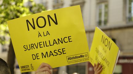 Des manifestants d&eacute;noncent le projet de loi sur le renseignement d&eacute;battu par les d&eacute;put&eacute;s, le 13 avril 2015 aux abords de l'Assembl&eacute;e nationale &agrave; Paris. (CITIZENSIDE / BERNARD MÉNIGAULT / AFP)