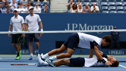 Pierre-Hugues Herbert et Nicolas Mahut c&eacute;l&egrave;brent leur victoire en finale du double de l'US Open, le 12 septembre 2015 &agrave; Nex-York (Etats-Unis). (CLIVE BRUNSKILL / GETTY IMAGES NORTH AMERICA / AFP)