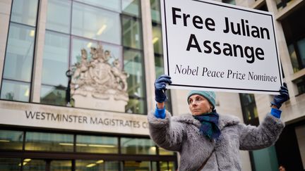 Une manifestante réclame la libération de Julian Assange, le 19 décembre 2019 devant le&nbsp;tribunal de Westminter à Londres.&nbsp; (TOLGA AKMEN / TOLGA AKMEN)