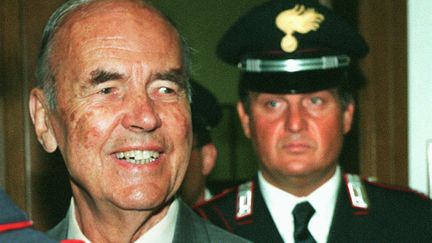 L'ancien capitaine SS Erich Priebke lors de son proc&egrave;s &agrave; Rome (Italie), le 19 juillet 1996, pour le&nbsp;massacre des fosses Ard&eacute;atines en mars 1944. (PLINIO LEPRI / AP / SIPA )