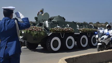 Les forces de sécurité algériennes accompagnent le cercueil de l'ancien président Abdelaziz Bouteflika au cimetière d'El-Alia dans la capitale Alger, le 19 septembre 2021. (RYAD KRAMDI / AFP)