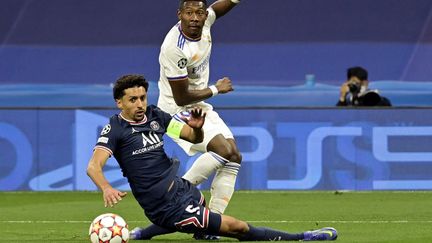 Marquinhos (Paris Saint-Germain)&nbsp;devant&nbsp;David Alaba (Real Madrid) lors du huitième de finale retour de la Ligue des champions, le 9 mars 2022, à Madrid. (JAVIER SORIANO / AFP)