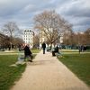 Un homme se promène dans un parc à Paris, le 19 février 2021. (RAPHAEL KESSLER / HANS LUCAS / AFP)