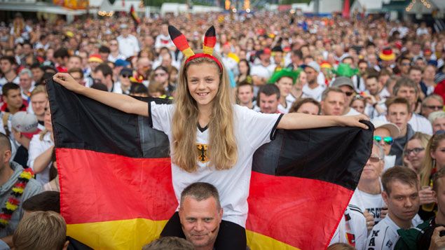 &nbsp; (Une foule et une liesse inédite depuis la chute du mur à Berlin. © Michael Kappeler/DPA/MAXPPP)