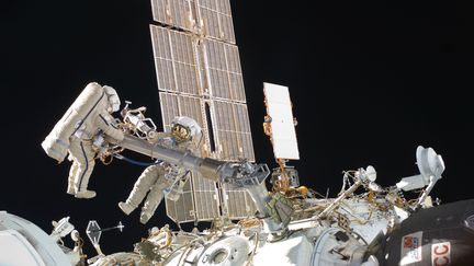 Des images de la sortie dans l'espace, le 16 f&eacute;vrier 2012, des Russes Oleg Kononenko et Anton Shkaplerov&nbsp;donn&eacute;es par la NAsa. (HO / NASA)