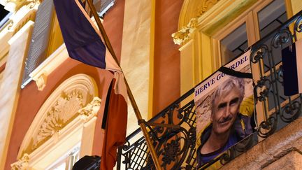 Le portrait d'Herv&eacute; Gourdel, otage assassin&eacute; en Alg&eacute;rie, sur le balcon de la mairie de Saint-Martin-V&eacute;subie, le 24 septembre 2014. (ANNE-CHRISTINE POUJOULAT / AFP)