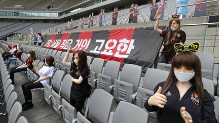 Des poupées sexuelles sont placées dans le stade de football du FC Séoul (Corée du Sud), le 17 mai 2020. (AFP / YONHAP)