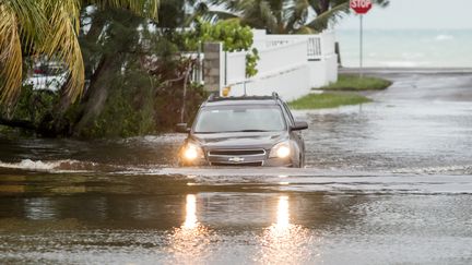 Une voiture ensevelie sur l'île de Nassau, dans les Bahamas, le 2 septembre 2019.&nbsp; (REUTERS)