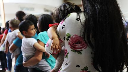 Des douzaines de femmes et leurs enfants en provenance du Honduras dans le centre de rétention de McAllen au Texas (Etats-Unis), le 22 juin 2018. (SPENCER PLATT / GETTY IMAGES NORTH AMERICA)