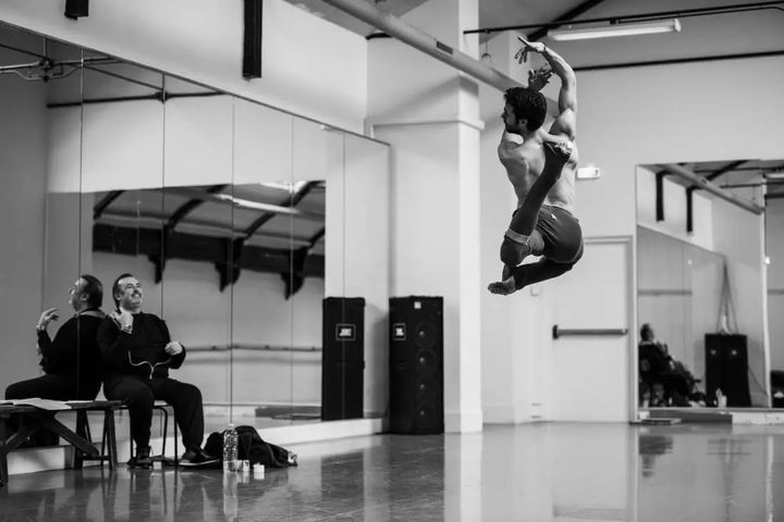 Le danseur Mathias Heymann en pleine répétition studio du Boléro de Béjart
 (OnP)