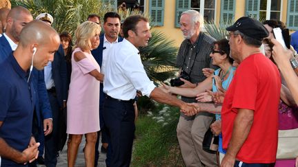 Emmanuel et Brigitte Macron à&nbsp;Bormes-les-Mimosas, le 17 août 2018. (YANN COATSALIOU / AFP)