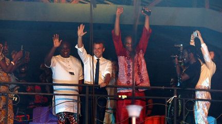 Emmanuel Macron et l'artiste Femi Kuti, le fils de&nbsp;l’icône Fela Kuti décédé en 1997, le 3 juillet 2017 au Shrine,&nbsp;à Lagos au Nigéria. (LUDOVIC MARIN / POOL)