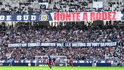 Des banderoles hostiles à Rodez au Matmut Atlantique de Bordeaux, le 28 octobre 2023. (DANIEL VAQUERO/SIPA / SIPA)