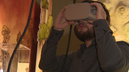 Un casque VR qui offre l'occasion de visualiser un tableau en immersion. (France 3 Poitou-Charentes : C. Baude / C. Landais / M. Sitaud)