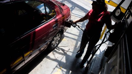 Une femme prend de l'essence à Caracas, au Venezuela, le 17 août 2018. (MIGUEL GUTIERREZ / EFE)