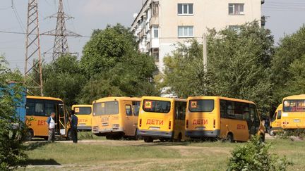 Des bus garés après l'évacuation de la petite ville d'Oktyabr'skoye en Crimée annexée, le 22 juillet 2023. (AFP)