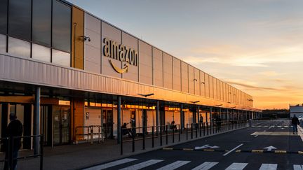 Les locaux d'Amazon à Brétigny-sur-Orge (Essonne), le 22 novembre 2023. (DIMITAR DILKOFF / AFP)