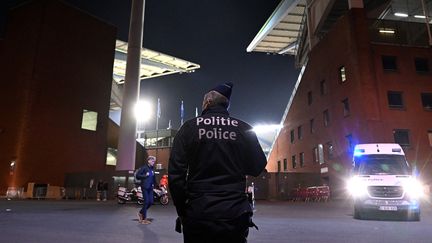 Un policier monte la garde devant le stade Roi Baudouin à Bruxelles, en Belgique, le 16 octobre 2023. (JOHN THYS / AFP)