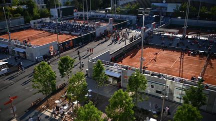 Les courts de Roland-Garros, le 1er juin 2021. (CHRISTOPHE ARCHAMBAULT / AFP)