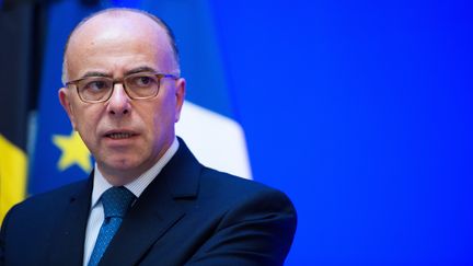 Le ministre de l'Intérieur, Bernard Cazeneuve, s'exprime lors d'une conférence de presse, le 15 novembre 2015, à Paris. (MARIUS BECKER / DPA / AFP)